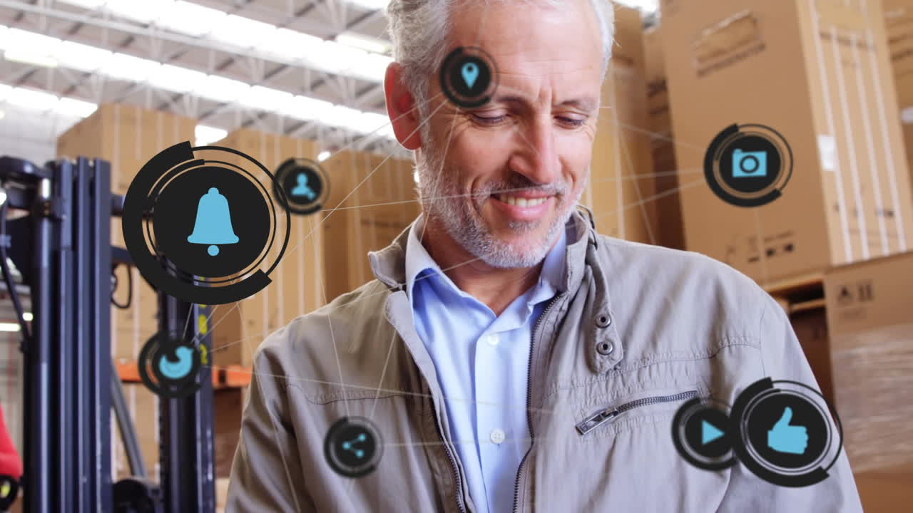 Logistikchef tapper på smartphone og noterer med pen, AR-ikoner cirkulerer omkring ham og forbinder lagerbeholdning