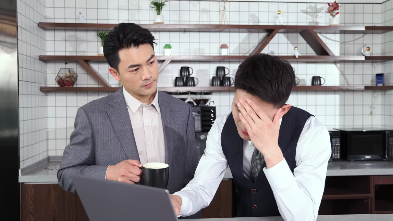 オフィスロビーやコーヒーショップで、チームで働くオフィスワーカーが仕事の会話をし、上司が有益なフィードバックを与え、収益性向上と成長のための戦略をブレインストーミングしている様子