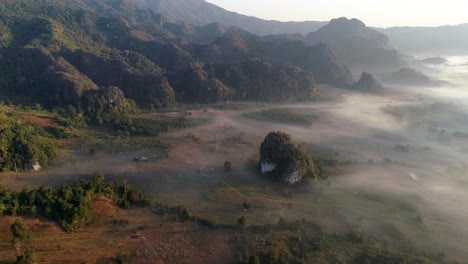 La-Maravillosa-Naturaleza-En-Tailandia-Compuesta-De-Verdes-Y-Exuberantes-Montañas-Y-árboles---Hermosa-Atracción-Turística---Toma-Aérea