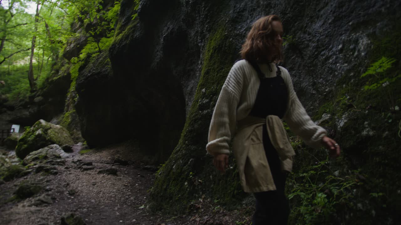 una mujer caminando por un cañón.