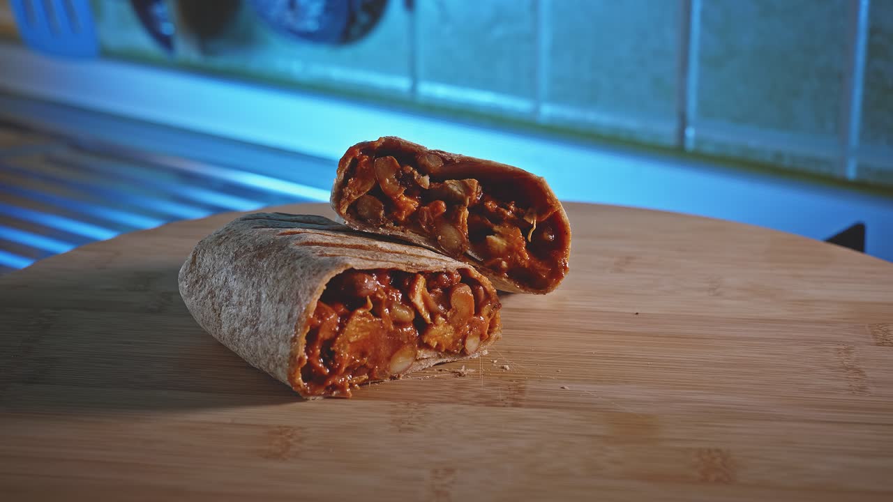 pollo picante y frijoles envueltos en tortilla listos para comer