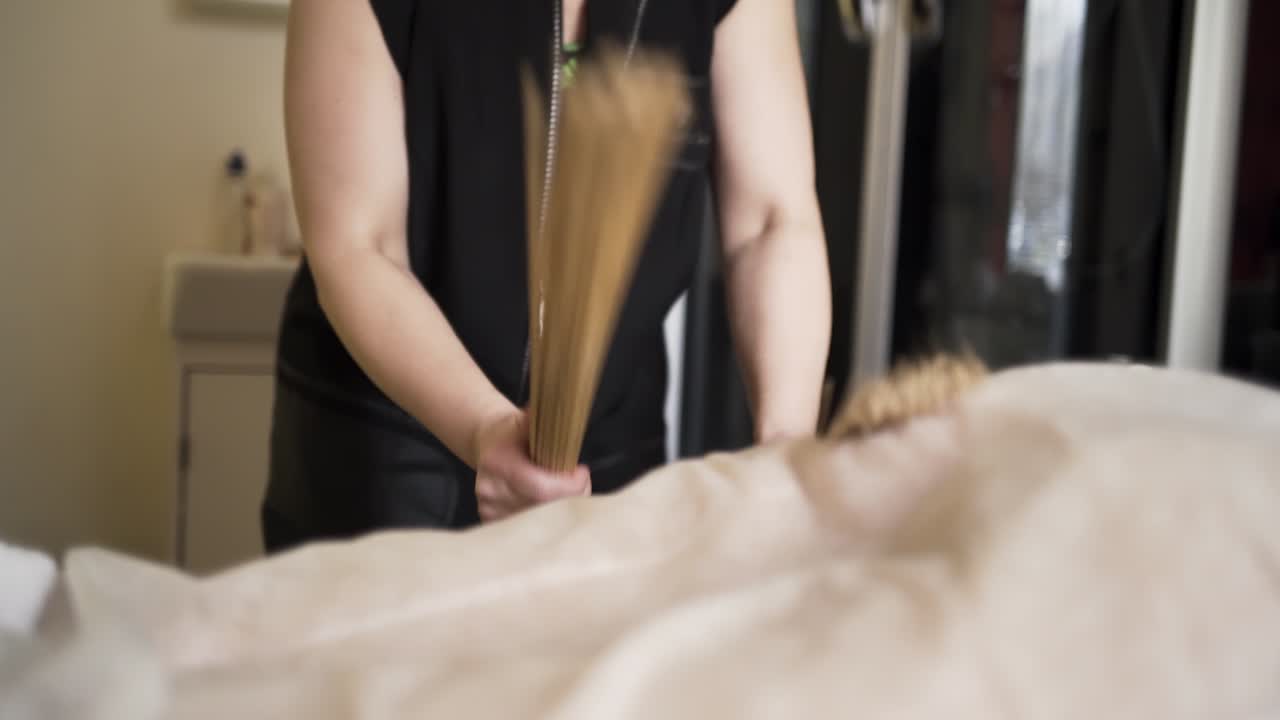 미용실 에서 머리카락 을 치료 하는 것