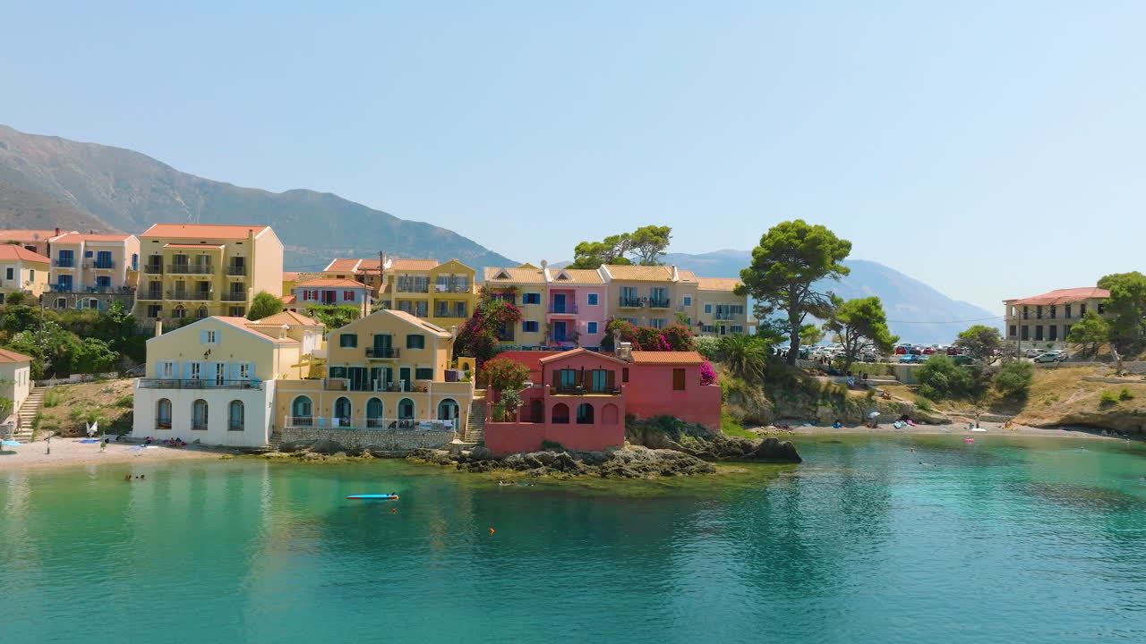 그리스의 다채로운 해안 마을