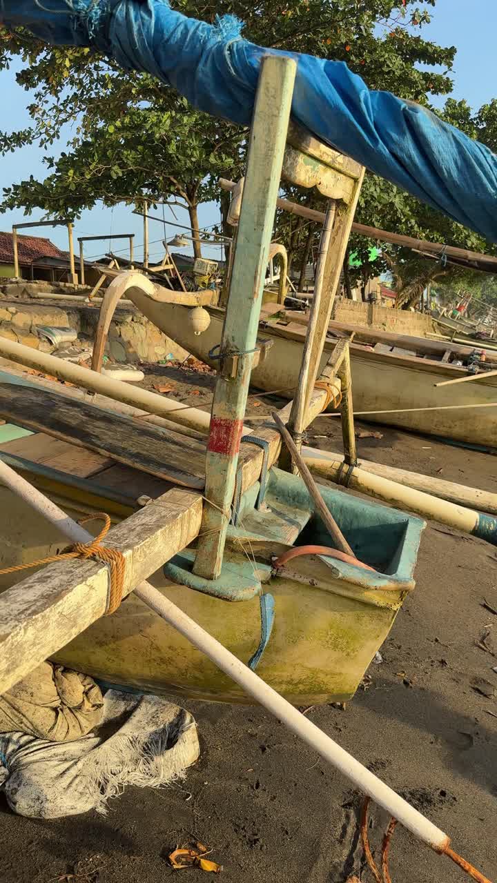 Barche da pesca tradizionali adagiate su una spiaggia tropicale sabbiosa