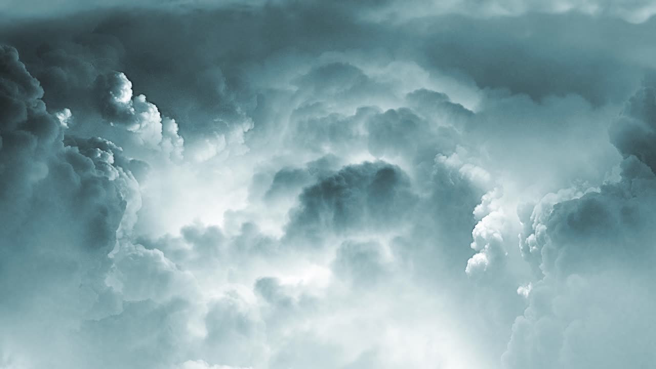 una tormenta estaba ocurriendo dentro de las gruesas nubes cumulonimbus y moviéndose a través del cielo