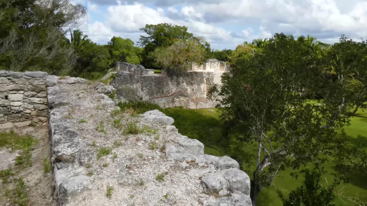 paredes en la parte superior del templo del rey en el sitio maya de kohunlich - quintana roo, méxico