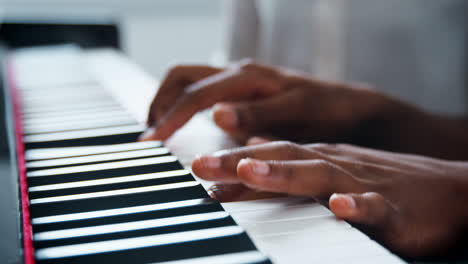 primer plano del alumno con el maestro tocando el piano en la lección de música