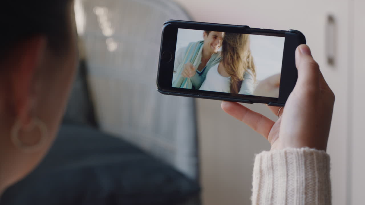 mujer joven chateando en video usando un teléfono inteligente pareja en vacaciones de luna de miel compartiendo experiencia de viaje divirtiéndose aventura de vacaciones comunicándose con el teléfono móvil