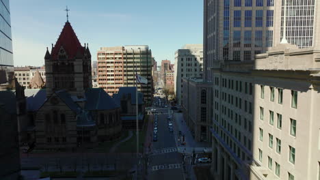 Rückwärtsgang-Der-Dreifaltigkeitskirche-Und-Der-Verwaltungs--Oder-Bürogebäude-Im-Stadtzentrum.-Boston,-USA