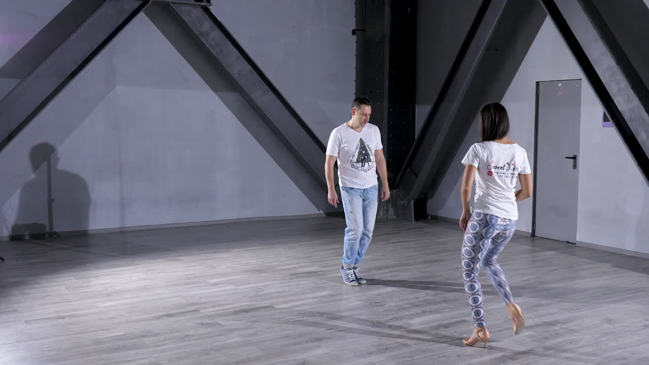 Due persone che ballano in uno studio