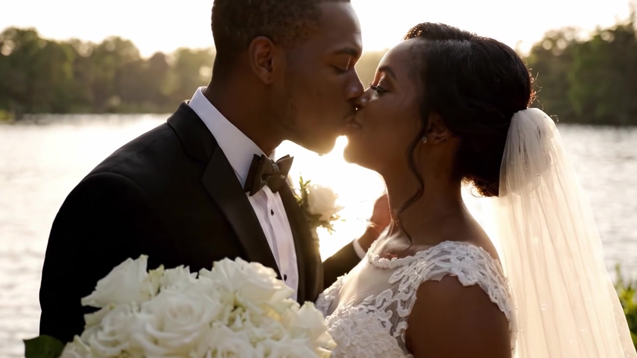 Un moment de mariage romantique au bord de l'eau : capturant l'amour et la joie entre les mariés lors d'une magnifique cérémonie au coucher du soleil.