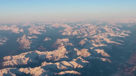 Vista-Aérea-Del-Amanecer-Sobre-Los-Alpes-Europeos-Cubiertos-De-Nieve