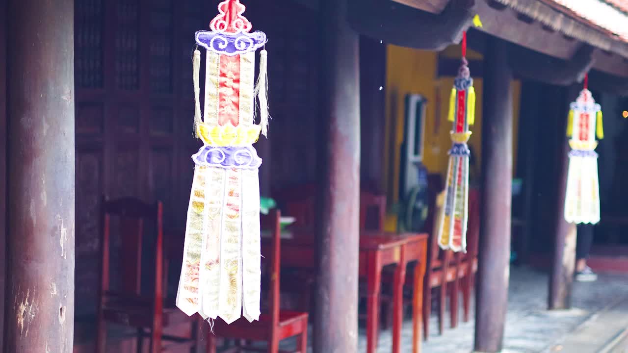 트란  사원 밖 에 매달린 다채로운 등불 들