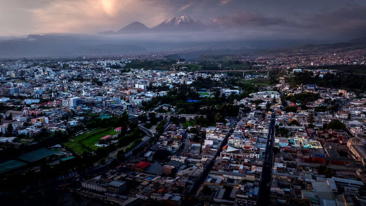 Auringonlaskun ilmakuvahyperlapse-näkymä Arequipan Puente Graun yllä katuliikenteen kanssa