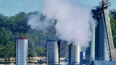 Cierre-El-Vapor-O-El-Humo-Que-Se-Libera-A-La-Atmósfera-Desde-Una-Planta-Industrial