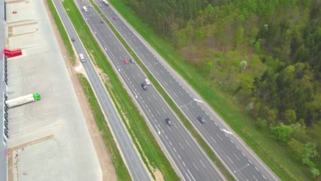 Logistikpark-Mit-Lager,-Verladezentrum-Und-Vielen-Sattelschleppern-Mit-Frachtanhängern,-Die-An-Den-Rampen-Zum-Be--Und-Entladen-Von-Waren-Bei-Sonnenuntergang-Stehen