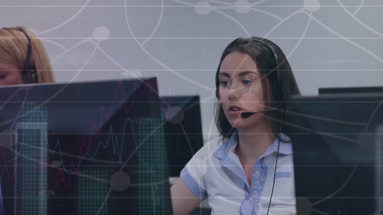 animación del procesamiento de datos sobre los empresarios caucásicos en la oficina