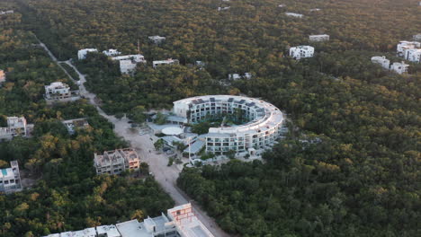 Toma-En-órbita-En-Sentido-Contrario-A-Las-Agujas-Del-Reloj-Del-Edificio-Blanco-En-Tulum-México-Durante-La-Puesta-De-Sol