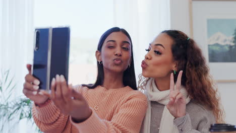 Las-Mujeres-Se-Relajan-Juntas,-Selfie