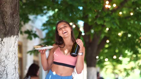 mujer disfrutando de bebidas y comida al aire libre
