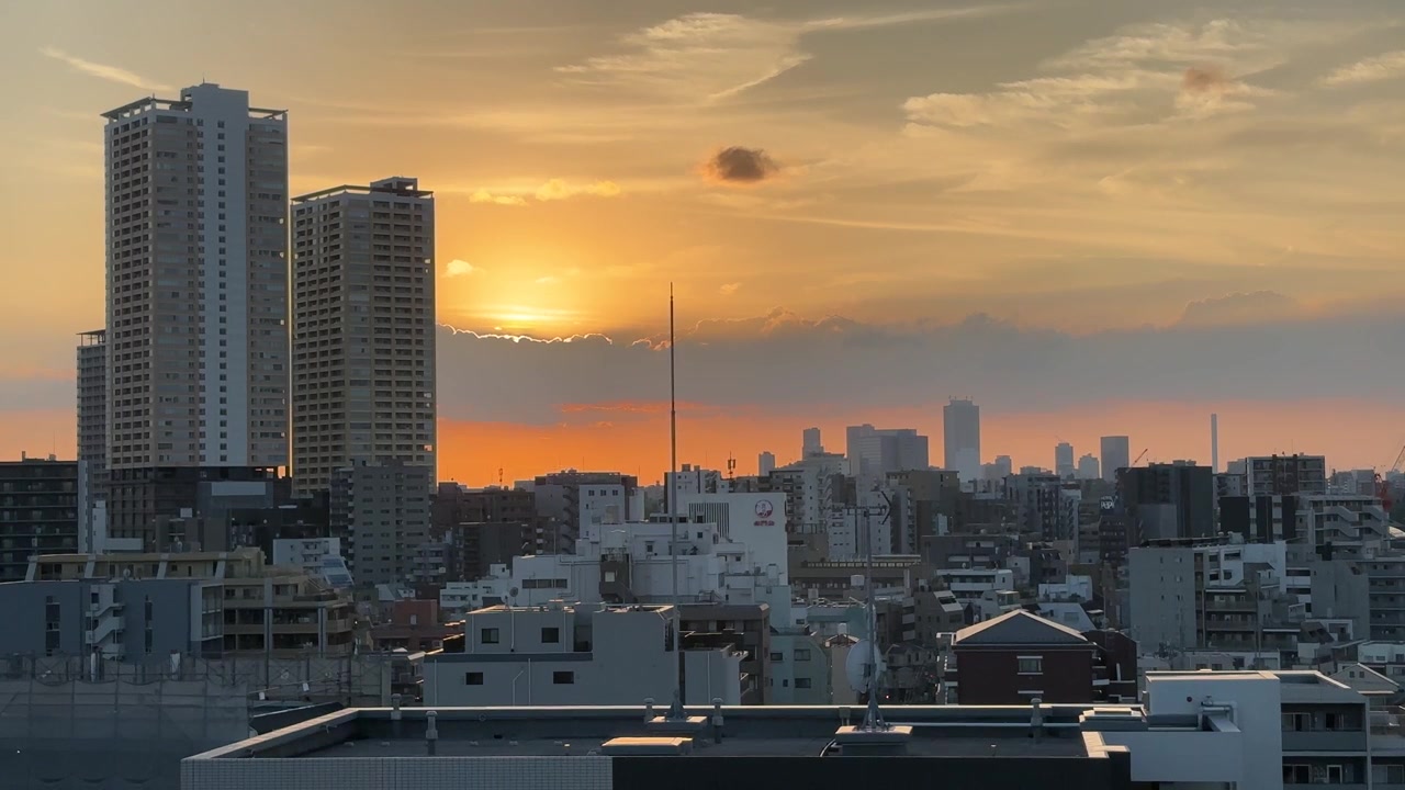 Vista panorâmica da cidade de Tóquio, Japão, com arranha-céus e céu ao pôr do sol.