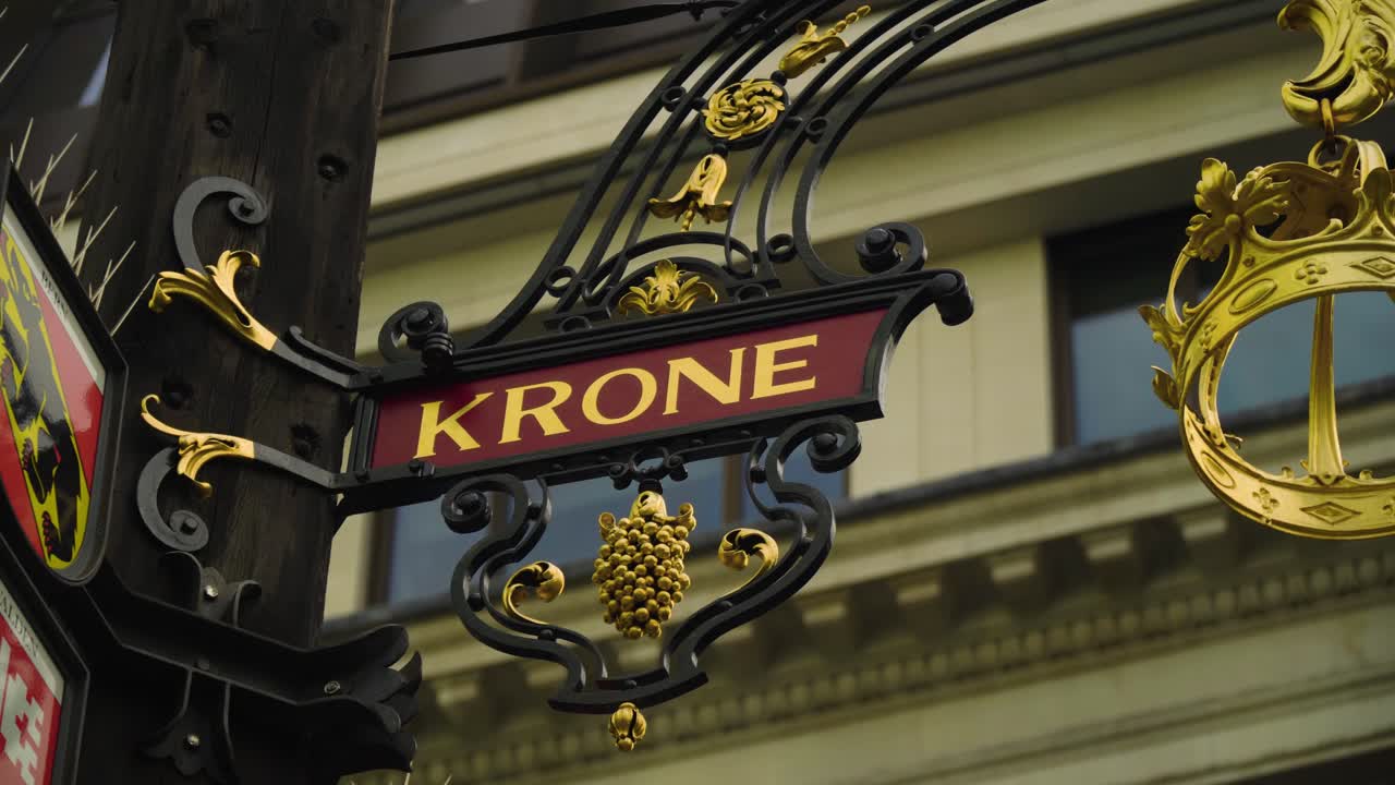 황금 독수리 머리의  ⁇ 수염에 황금 왕관을 매달고 반지에  ⁇ 고 있습니다. 성경과 관련된 금으로  ⁇ 인 포도나무와 함께 영국의 통치 기관의 표지입니다. 신비한 마법의 숨겨진 장소