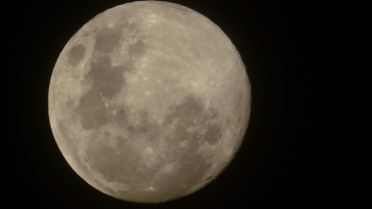 lapso de tiempo de una luna llena que se eleva lentamente en el cielo nocturno