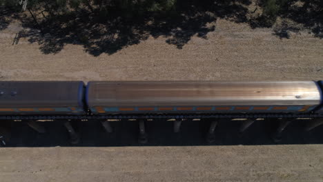 antena de arriba hacia abajo del tren de pasajeros xpt que pasa por las zonas rurales de australia