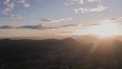 Vista-Aérea-De-Una-Puesta-De-Sol-Entre-Las-Montañas