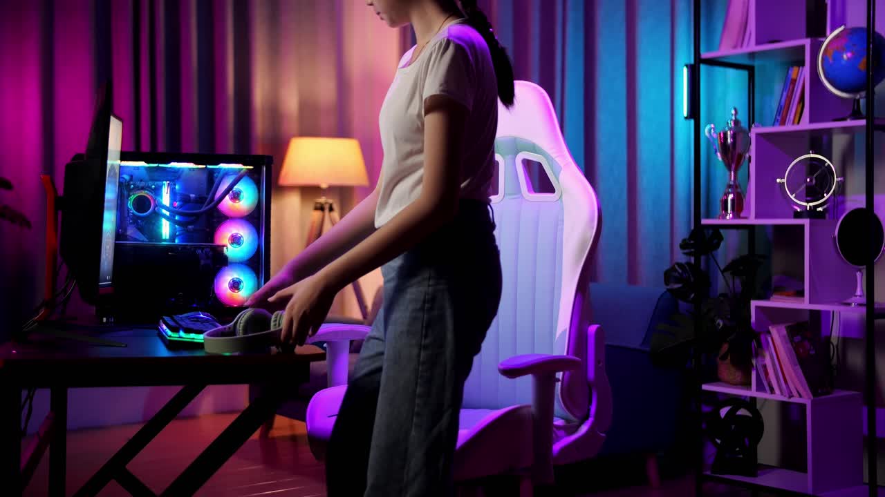 chica adolescente asiática jugadora sentada y comienza a jugar videojuegos en la computadora