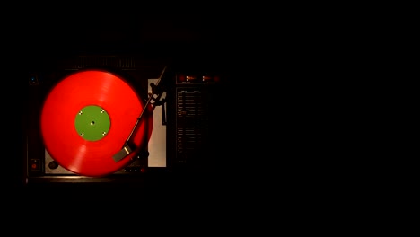 vinyl record pleer. toca canciones de un viejo tocadiscos 4k de la vista superior.