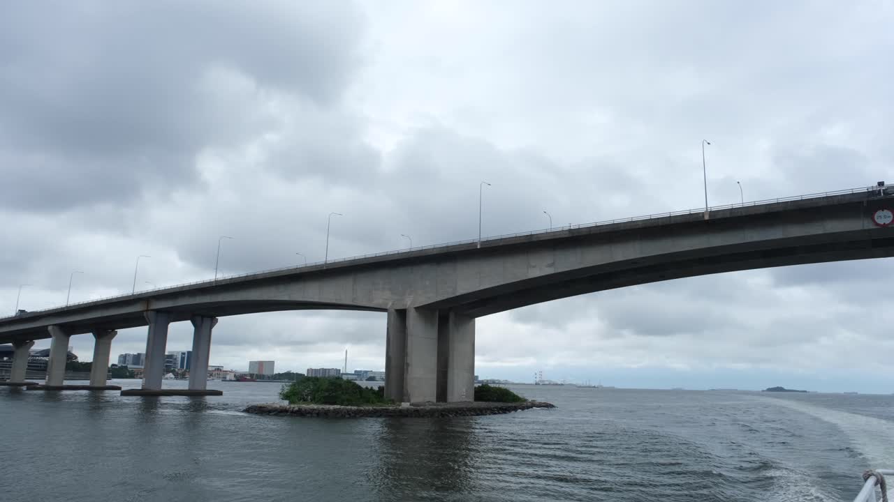 두 번째 링크는 싱가포르와 조호르바루를 연결하며 이민 및 관세 시설을 갖춘 우아한 다리를 갖추고 있으며 차량과 여행자에게 원활한 통행을 보장합니다.