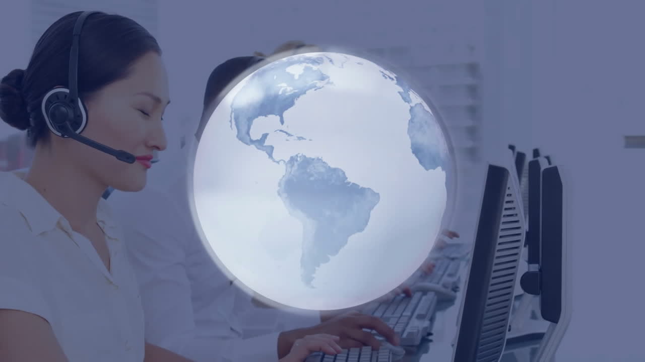 animación del procesamiento de datos y el globo sobre diversas personas de negocios que usan auriculares telefónicos