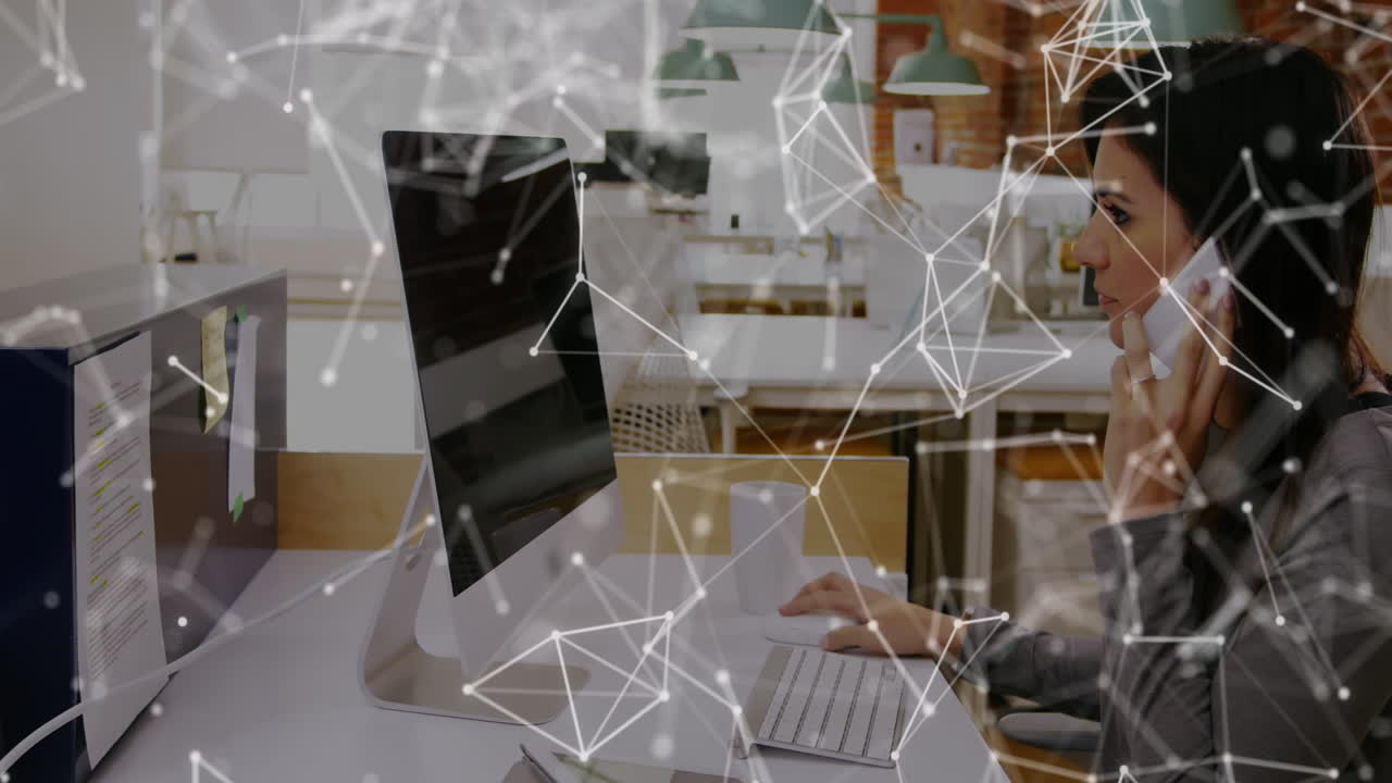 사무실에서 컴퓨터를 사용하는 여성에 대한 연결 아이콘의 네트워크