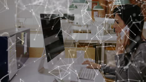 red de iconos de conexión contra la mujer usando computadora en la oficina