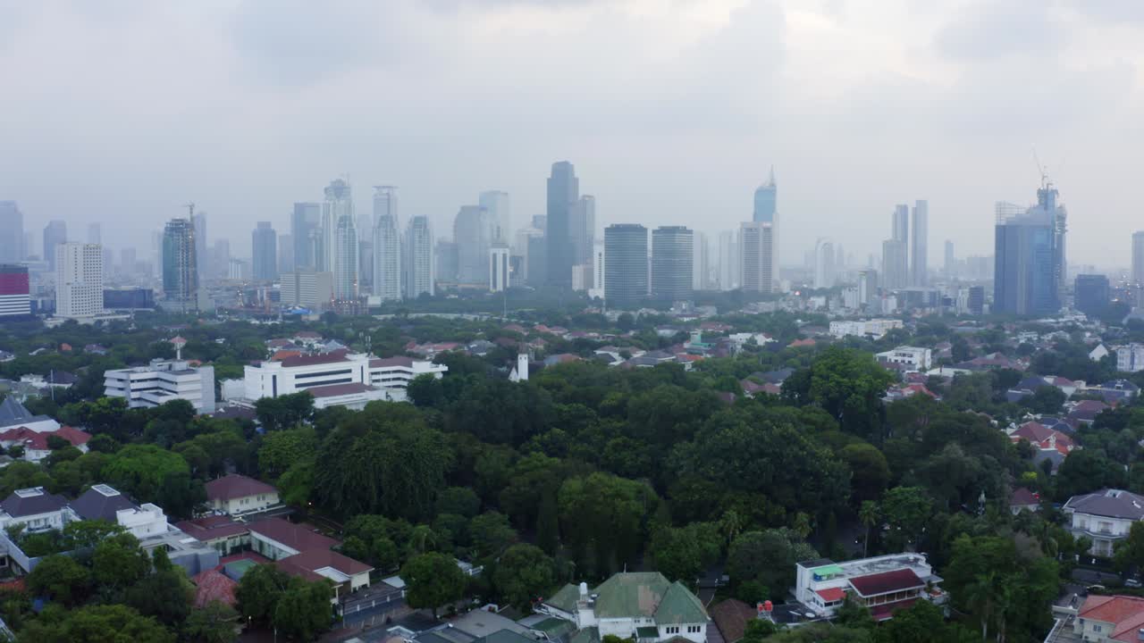 초고층 건물을 배경으로 한 주거 주택
