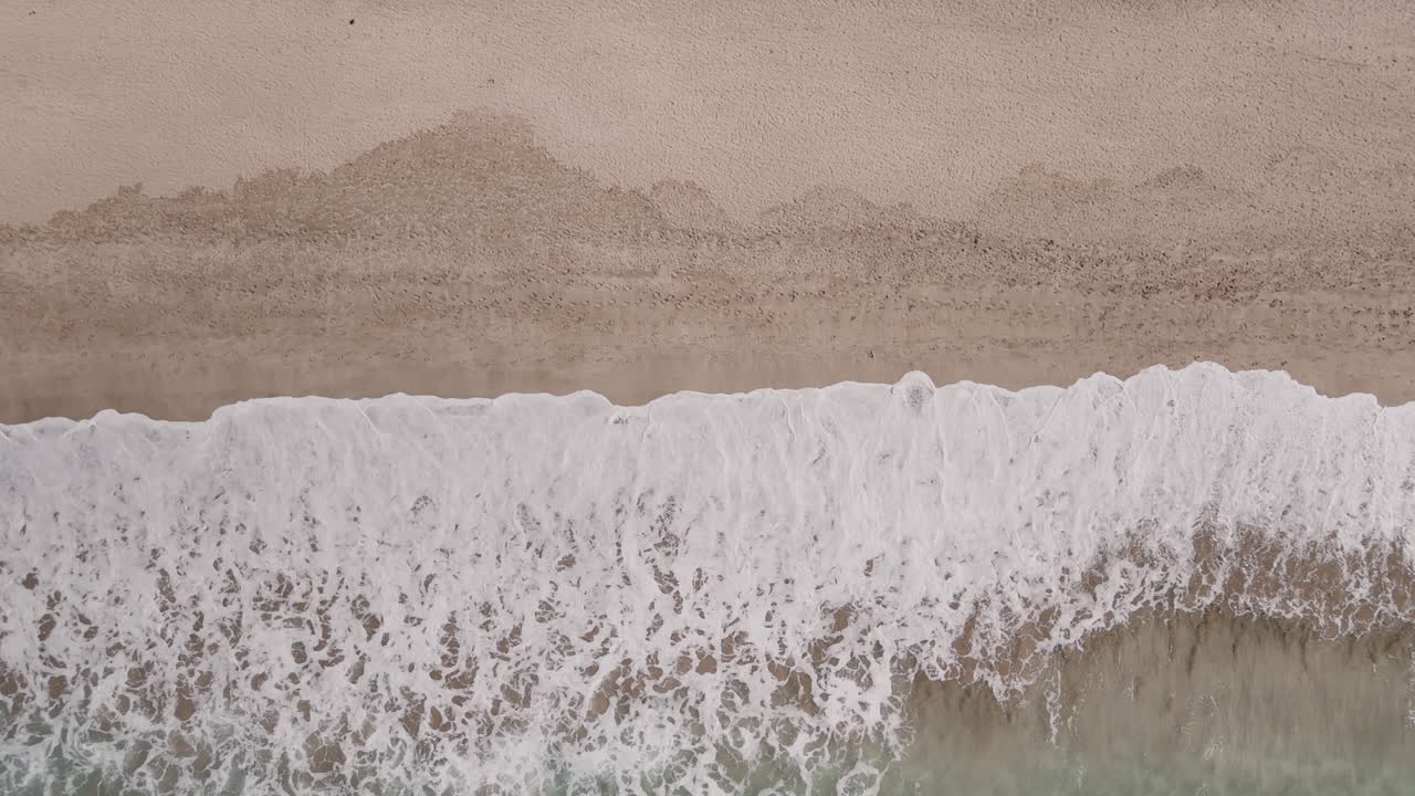 Luftfoto af Strandbølger