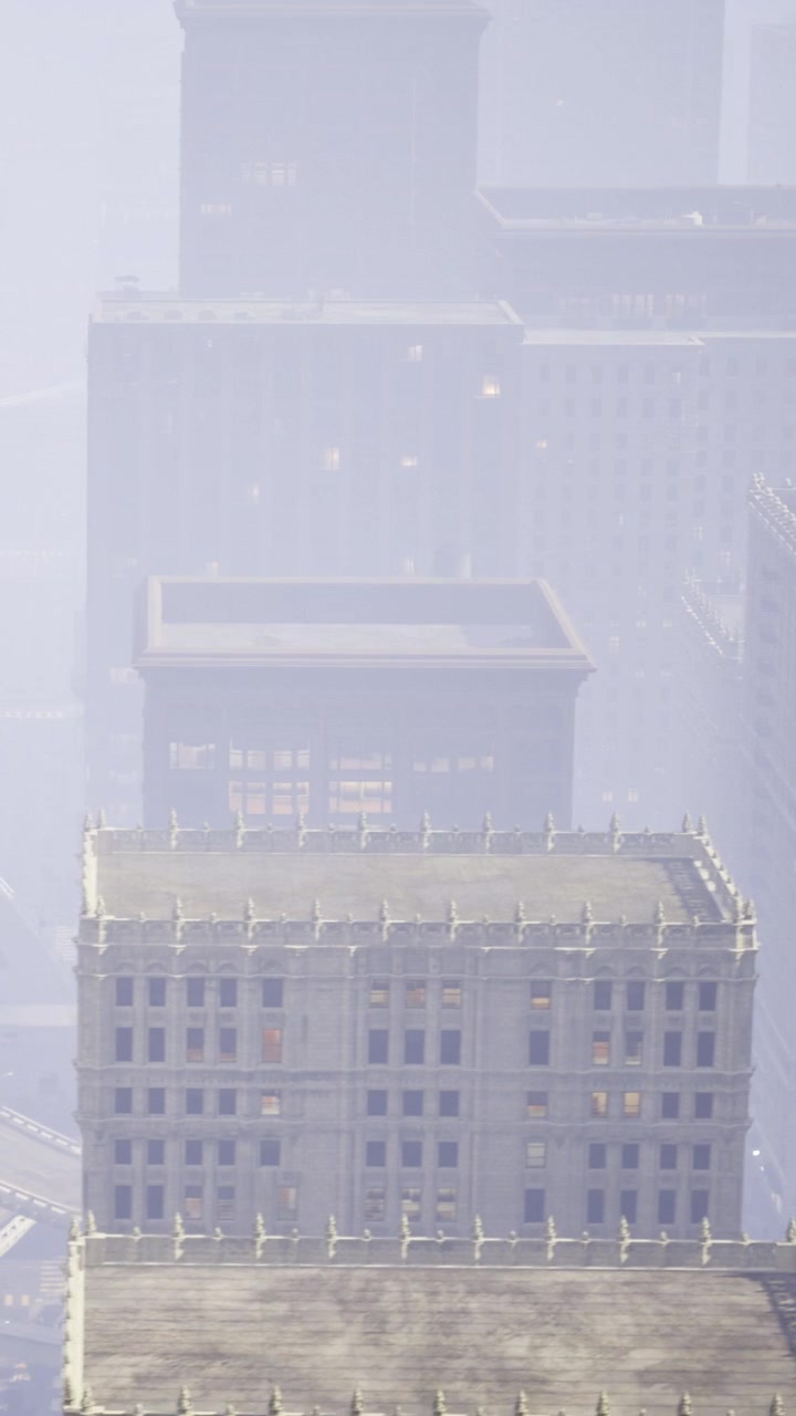 Edifici nella nebbia nelle prime ore del mattino in uno scenario urbano