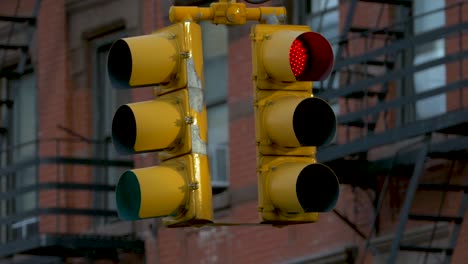 primer plano de un semáforo en el centro de nueva york
