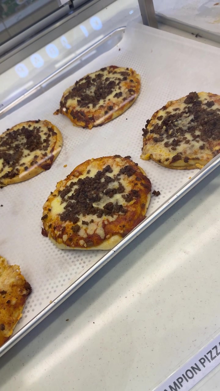Vassoio di pizzette appena sfornate con carne macinata e formaggio