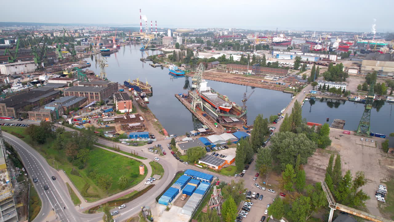 폴란드 의 그단스크 에 있는 떠다니는 다리 를 가진 마르타바 비슬라 강 을 따라 있는 조선소 의 공중 사진