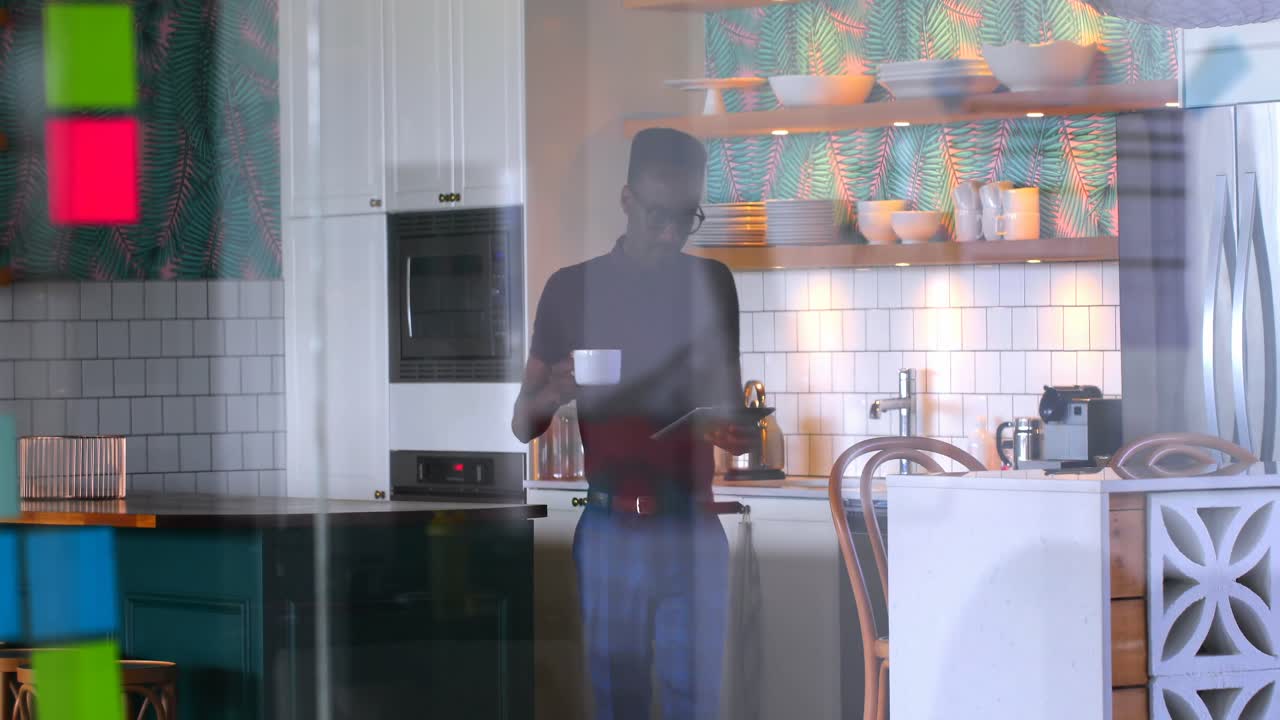 executivo masculino tomando café enquanto usa tablet digital 4k