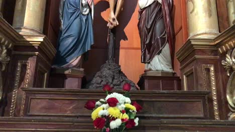 un ramo de flores y jesús en el altar junto a la virgen maría, una obra de arte