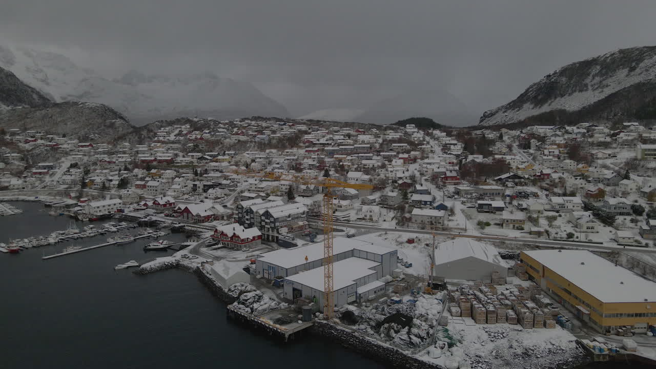 Snødekte hus i Skjervøy landsby om vinteren i Troms og Finnmark fylke, Norge