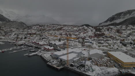 Casas-Nevadas-En-El-Pueblo-De-Skjervoy-Durante-El-Invierno-En-Troms-Y-El-Condado-De-Finnmark,-Noruega