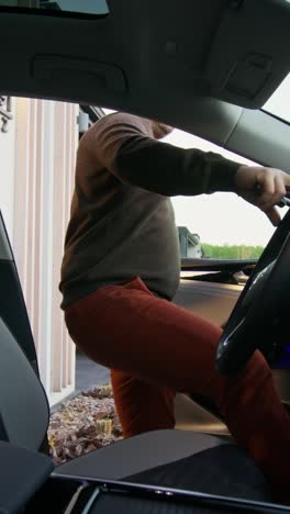 hombre entrando y saliendo de un coche