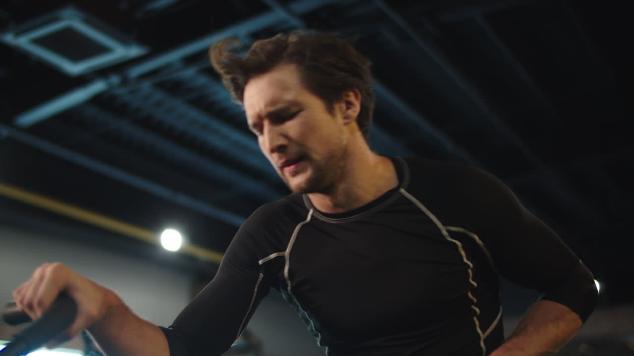 스포츠 스트레스 남자 피트니스 센터에서 따뜻하게. 보디빌딩 남자 체육관에서 훈련