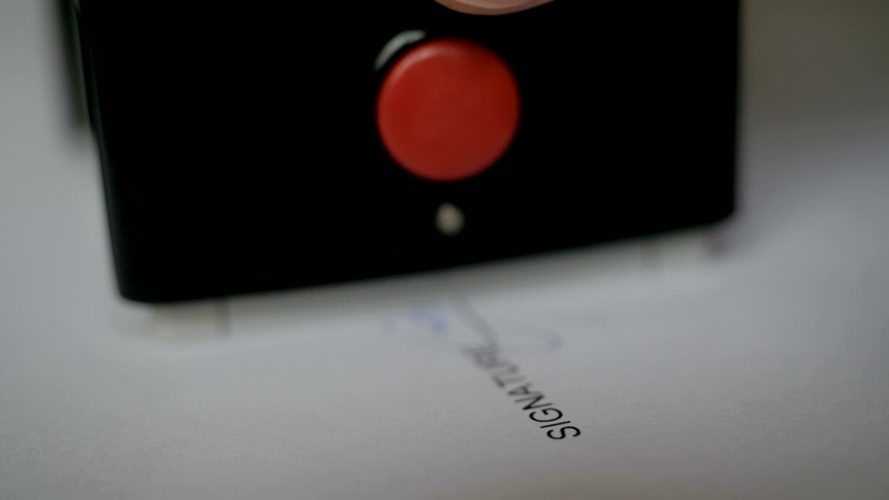 el notario público en la oficina estampa el documento. el hombre de negocios estampa la tabla del documento, el director aprueba el contrato, el papeleo. el hombre aprueba los documentos firmando y estampando los papeles. closeup. uhd 4k.