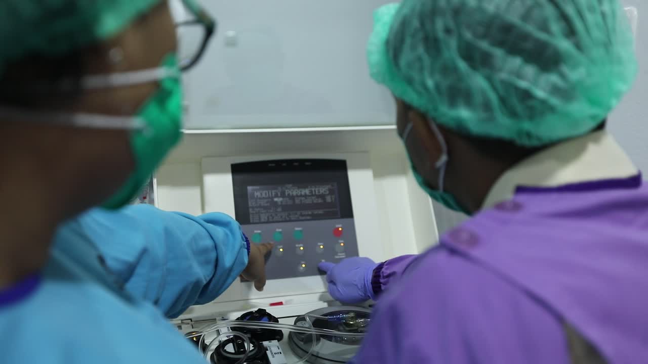 personal médico instalando equipos de procesamiento de plasma sanguíneo para tratar a pacientes con covid 19