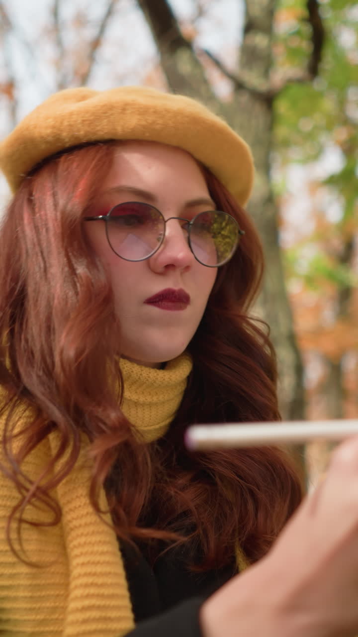 cerca de la mano de la mente creativa dibujando pensativamente en el lienzo, sentado con la cabeza inclinada, con elegante boina amarilla y bufanda, inmerso en la expresión artística en medio del cálido paisaje de otoño